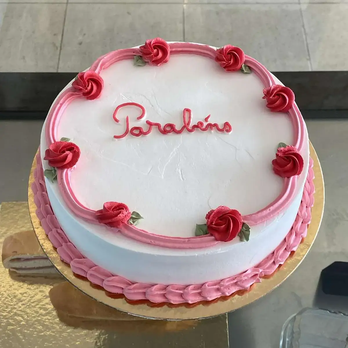 Bolo Aniversário Rosa e Branco com Flores