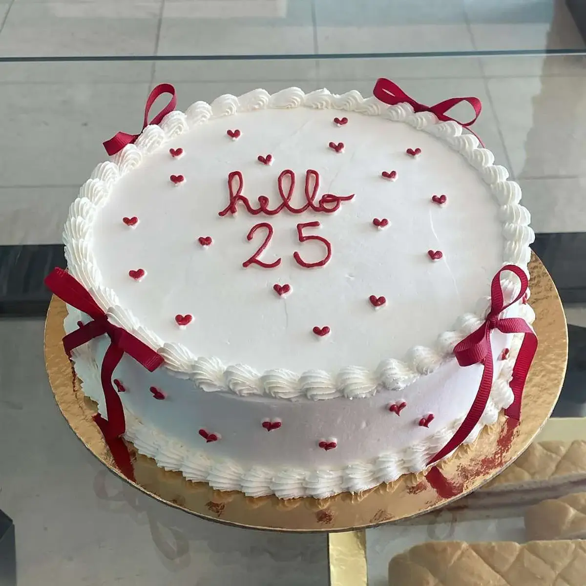 Bolo Branco e Vermelho C/Laços