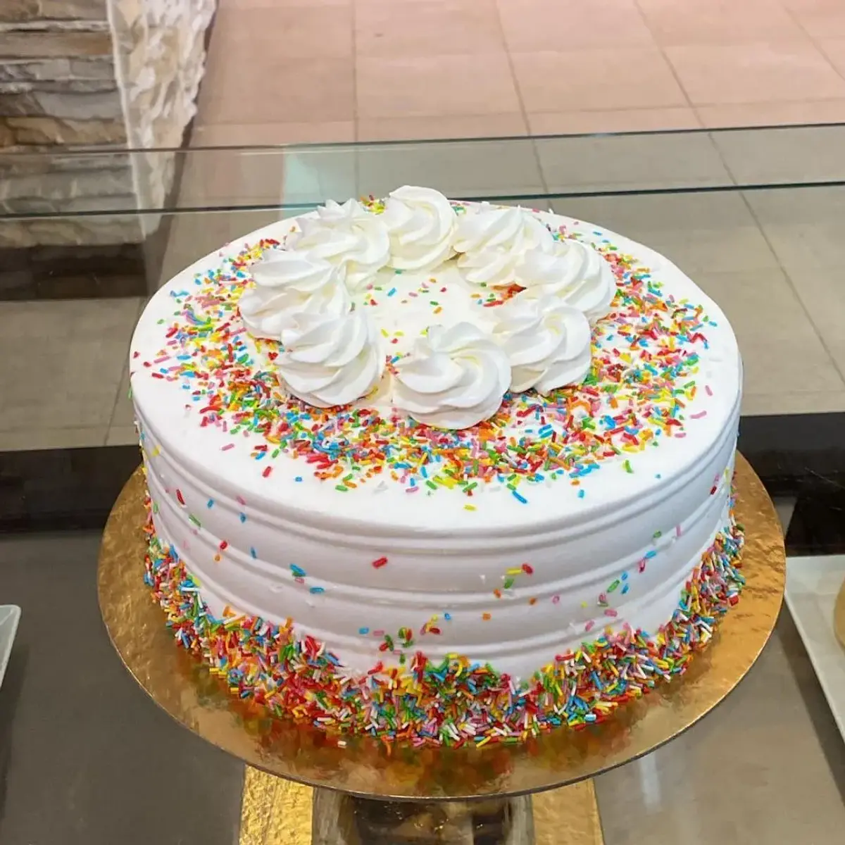 Bolo Branco com Granulado Colorido