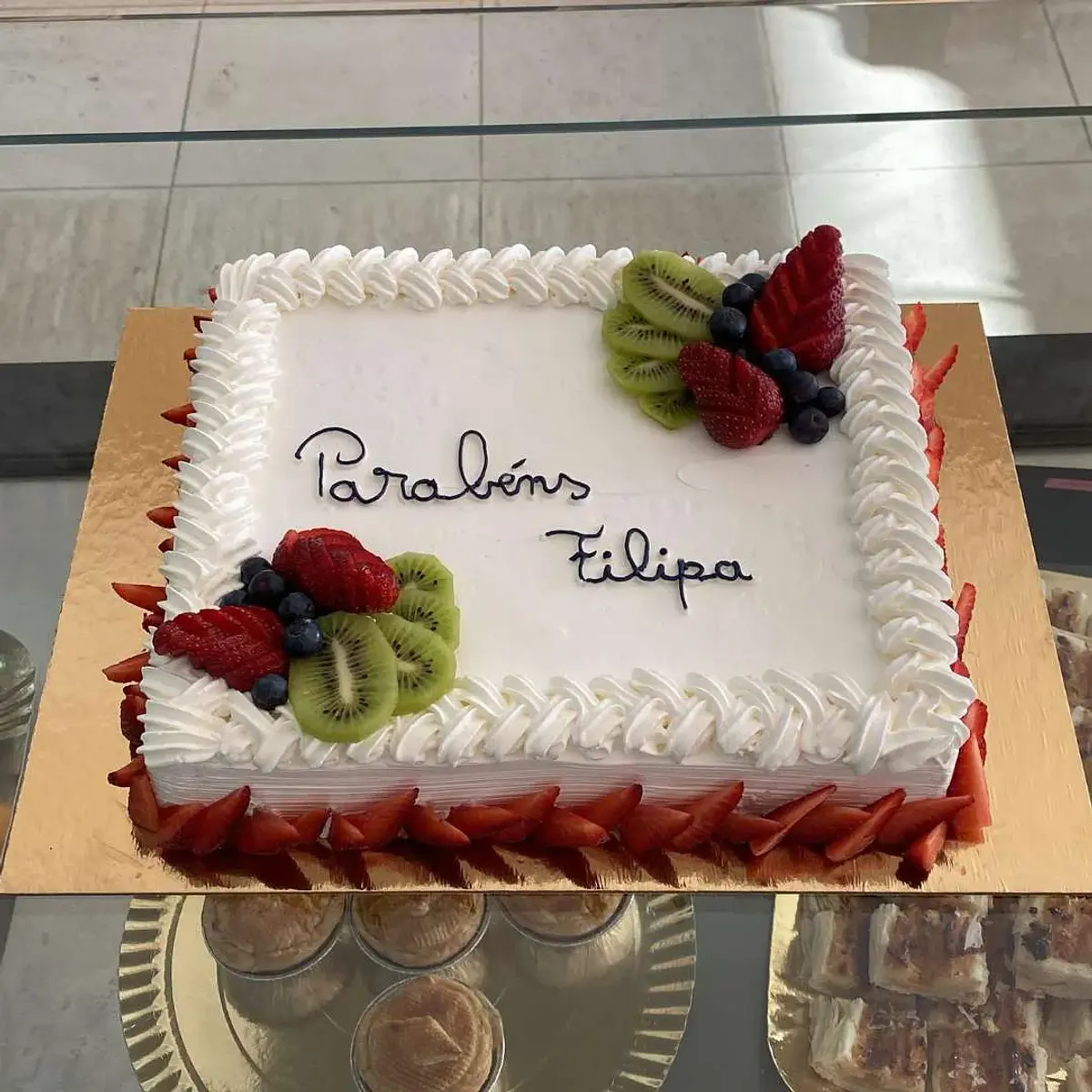 Bolo Retangular Nata e Frutas