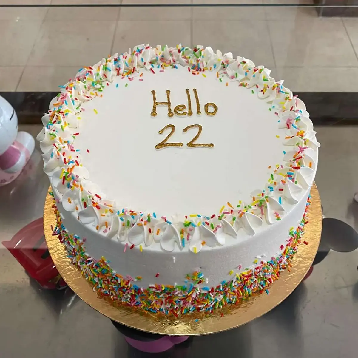 Bolo Branco com Conffetis